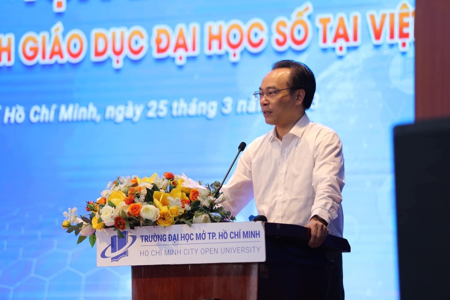 Thứ trưởng Bộ GD-ĐT Hoàng Minh Sơn phát biểu tại buổi tọa đàm.